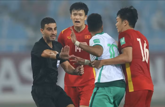 Trọng tài Hanna Hattab trong trận Việt Nam thua Ả Rập Xê Út 0-1 tại Mỹ Đình, tháng 11-2021