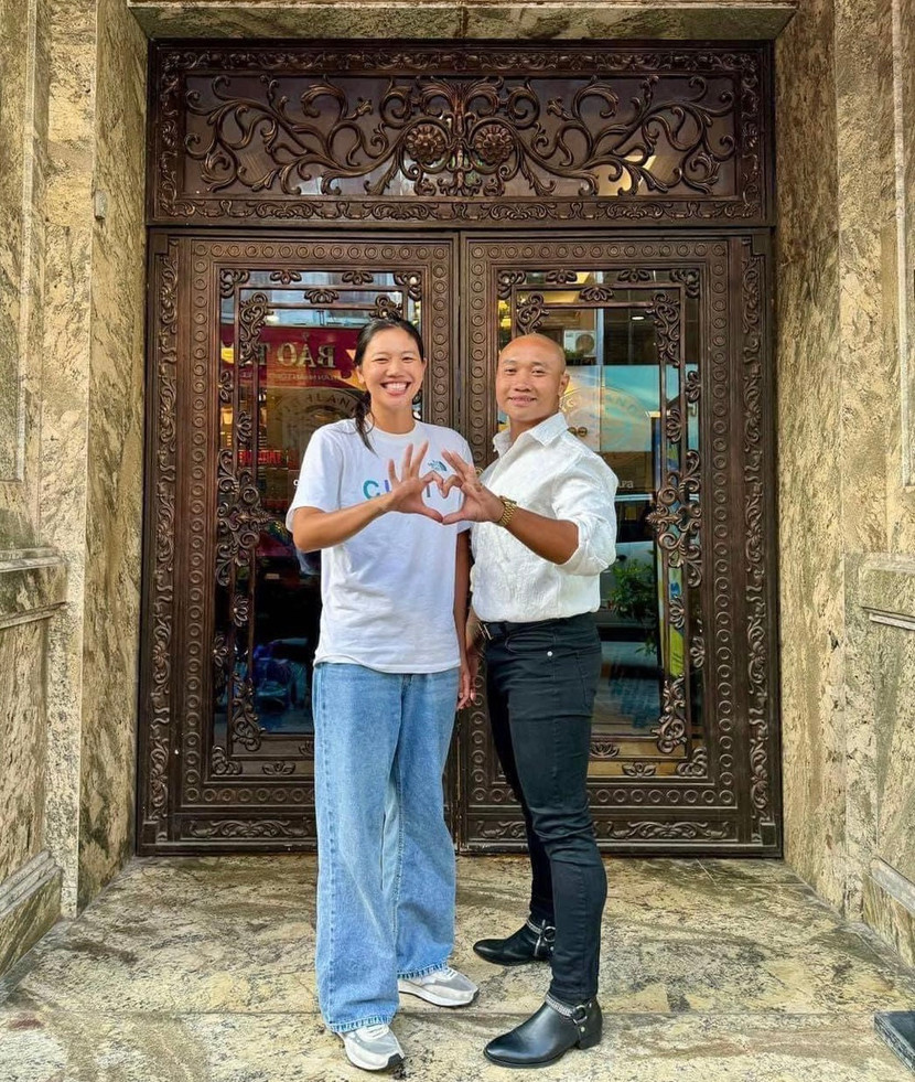 Hai người chụm tay tạo hình trái tim, khiến dân mạng thích thú