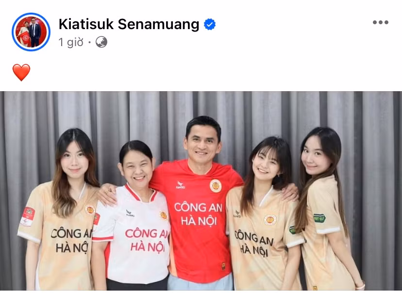 Kiatisak cùng vợ con trong trang phục áo CLB Công an Hà Nội Kiatisak cùng vợ con trong trang phục áo CLB Công an Hà Nội