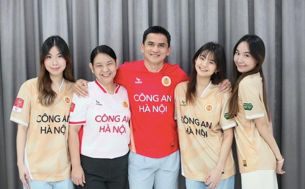 Bà Asarapa Senamuang cùng chồng và 3 cô con gái mặc áo đấu CLB Công an Hà Nội vui vẻ chụp ảnh, một ngày sau khi Kiatisak chia tay đội bóng Bà Asarapa Senamuang cùng chồng và 3 cô con gái mặc áo đấu CLB Công an Hà Nội vui vẻ chụp ảnh, một ngày sau khi Kiatisak chia tay đội bóng