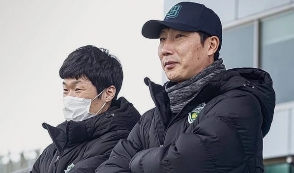 HLV Kim Sang-sik và Giám đốc kỹ thuật Park Ji-sung làm việc cùng nhau tại CLB Jeonbuk