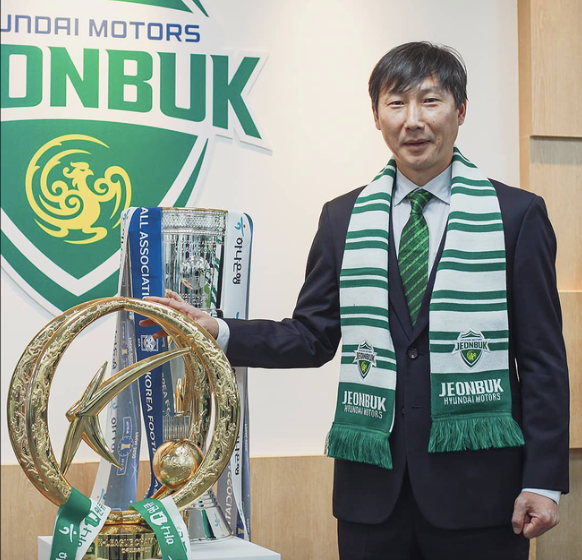 HLV Kim Sang-sik đoạt chức vô địch cùng danh hiệu HLV xuất sắc nhất K-League năm 2021, khi vừa nhậm chức ở CLB Jeonbuk