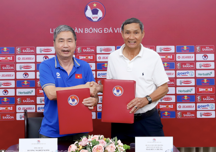 HLV Mai Đức Chung (phải) ký hợp đồng với VFF trở lại nắm đội tuyển nữ Việt Nam
