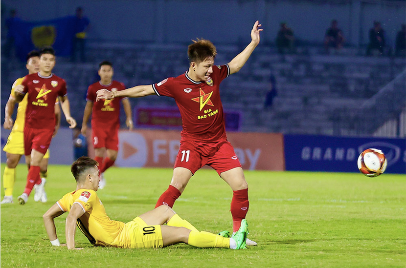 Mất nhiều trụ cột, CLB Hà Tĩnh (áo đỏ) sẽ phải căng mình trụ hạng ở 9 vòng cuối V-League