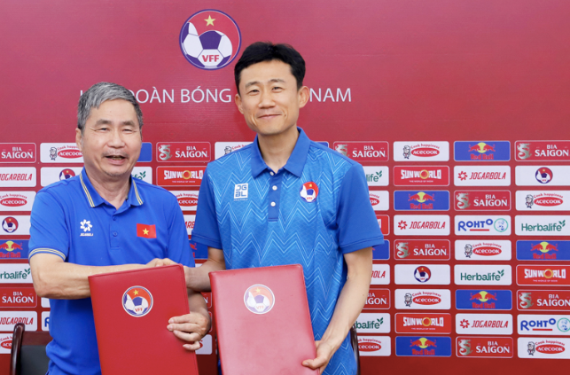 VFF ký hợp đồng, công bố trợ lý Choi Won-kwon