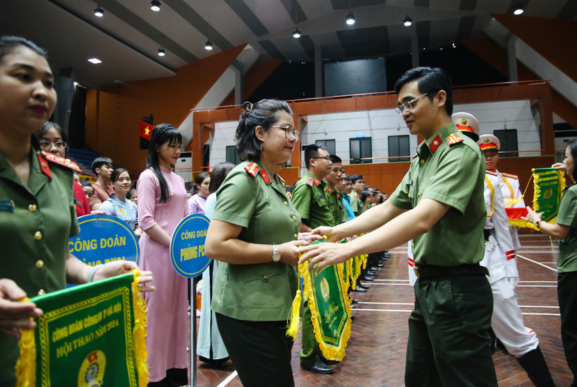 Tặng cờ lưu niệm cho đại diện 43 đơn vị tham dự Hội thao