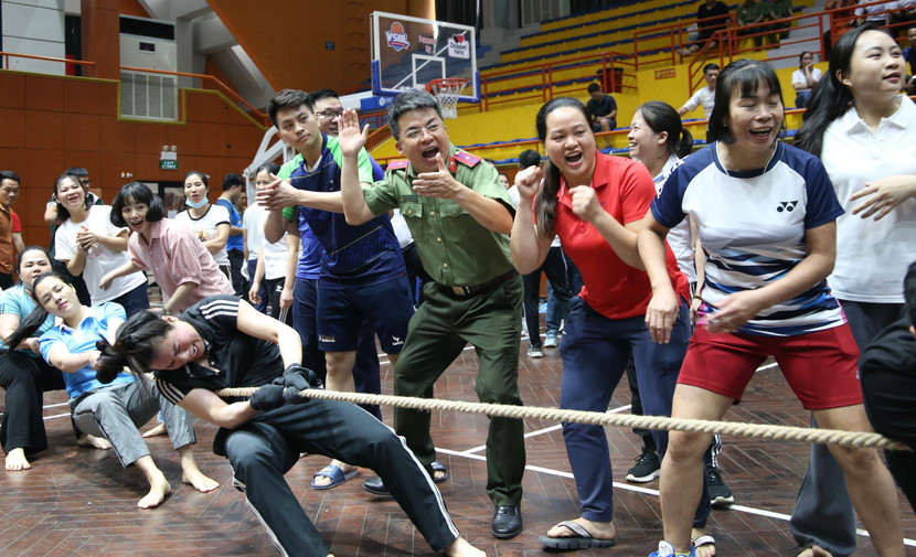 Các vận động viên nỗ lực thi kéo co, dưới sự cổ vũ nhiệt tình của khán giả