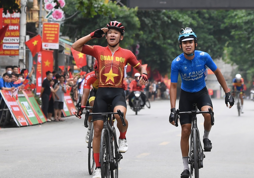 Tay đua Phạm Lê Xuân Lộc (áo đỏ) giành 4 danh hiệu ở chặng 2 Tay đua Phạm Lê Xuân Lộc (áo đỏ) giành 4 danh hiệu ở chặng 2