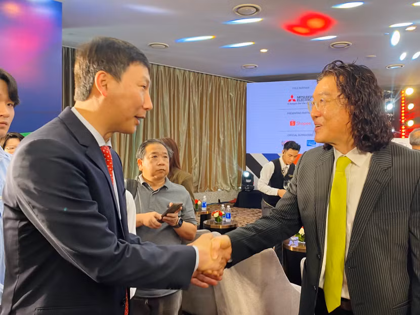 HLV Kim Sang-sik bắt tay chào hỏi đồng hương Kim Pan-gon sau lễ bốc thăm ASEAN Cup 2024 HLV Kim Sang-sik bắt tay chào hỏi đồng hương Kim Pan-gon sau lễ bốc thăm ASEAN Cup 2024