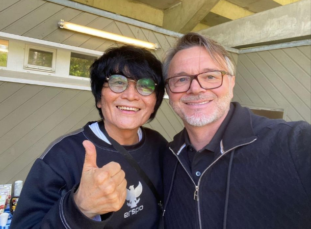 ...và thân mật chụp ảnh cùng bác sỹ tuyển Indonesia - Choi Ju-young