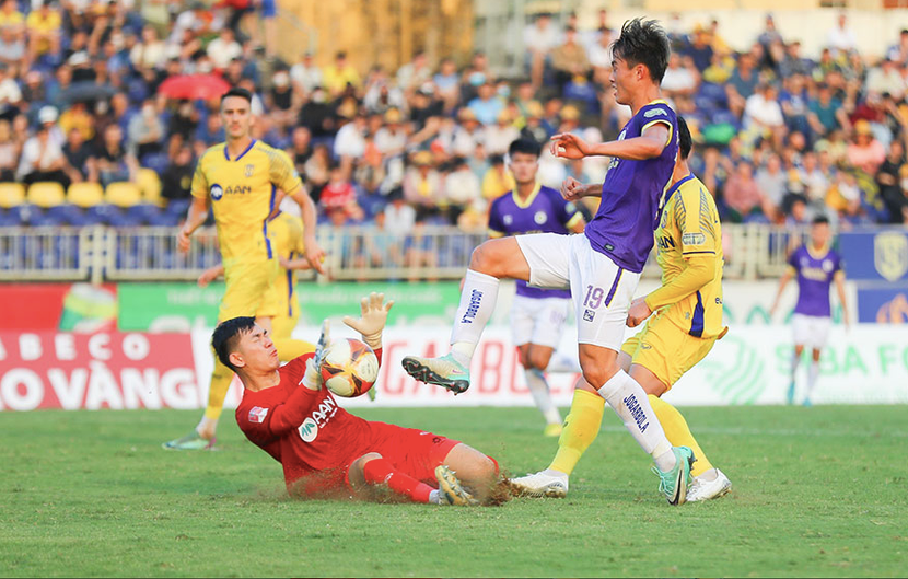 SLNA (trái) đứng trước nguy cơ xuống hạng