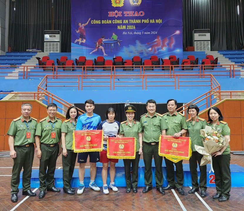 Ban tổ chức trao giải và chụp ảnh cùng đơn vị nhất toàn đoàn - CAQ Hoàng Mai