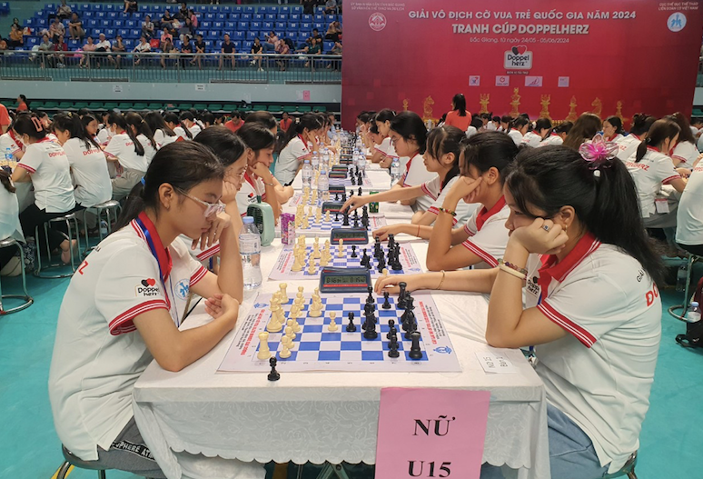 Các VĐV tranh tài trong ngày khai mạc giải 25-5