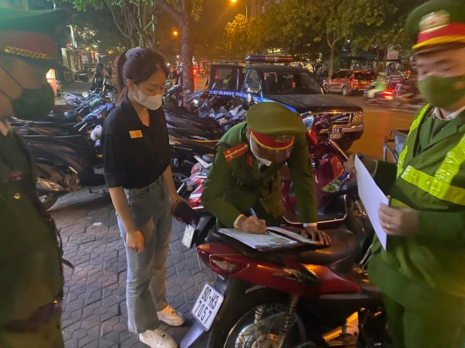 Kiểm tra, lập biên bản một điểm lấn chiếm hè đường