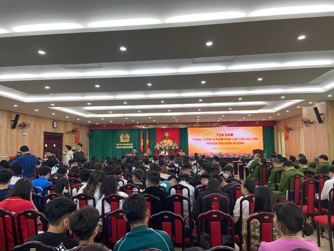 Buổi tọa đàm do Công an quận Hà Đông tổ chức với mong muốn giúp con trẻ không hư hỏng, phạm tội Buổi tọa đàm do Công an quận Hà Đông tổ chức với mong muốn giúp con trẻ không hư hỏng, phạm tội