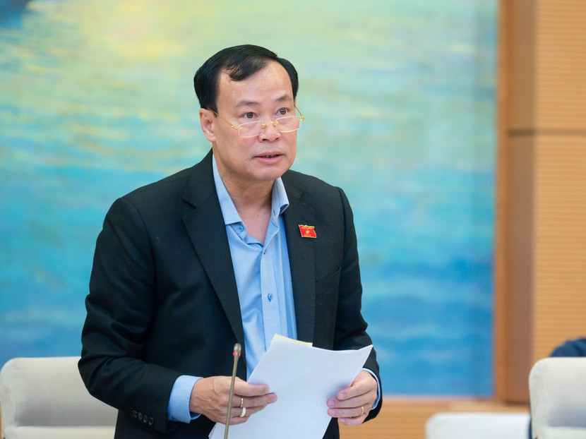 Chủ nhiệm Ủy ban Quốc phòng và An ninh của Quốc hội Lê Tấn Tới trình bày báo cáo thẩm tra Chủ nhiệm Ủy ban Quốc phòng và An ninh của Quốc hội Lê Tấn Tới trình bày báo cáo thẩm tra