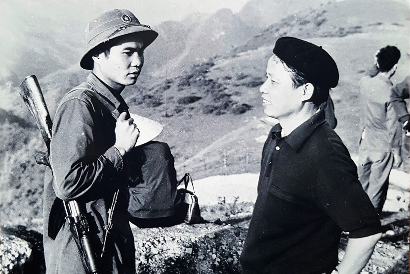 Người cha lên thăm và động viên con trai đang giữ chốt biên giới của tỉnh Cao Bằng, tháng 2-1979