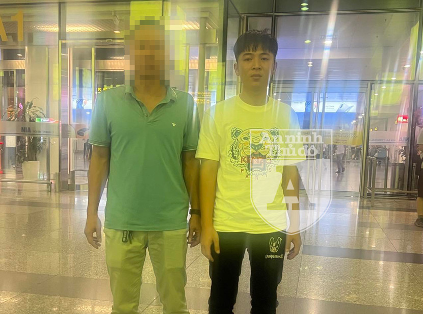 Đối tượng Nguyễn Năng Duy (áo trắng) được tiếp nhận ngay sau khi nhập cảnh vào Việt Nam từ Cảng hàng không quốc tế Nội Bài