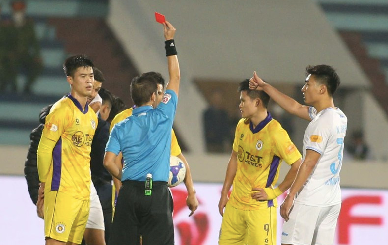 Tấm thẻ đỏ ở trận đấu sớm vòng 13 khiến Tuấn Hải (9) vắng mặt hai trận kế tiếp Tấm thẻ đỏ ở trận đấu sớm vòng 13 khiến Tuấn Hải (9) vắng mặt hai trận kế tiếp