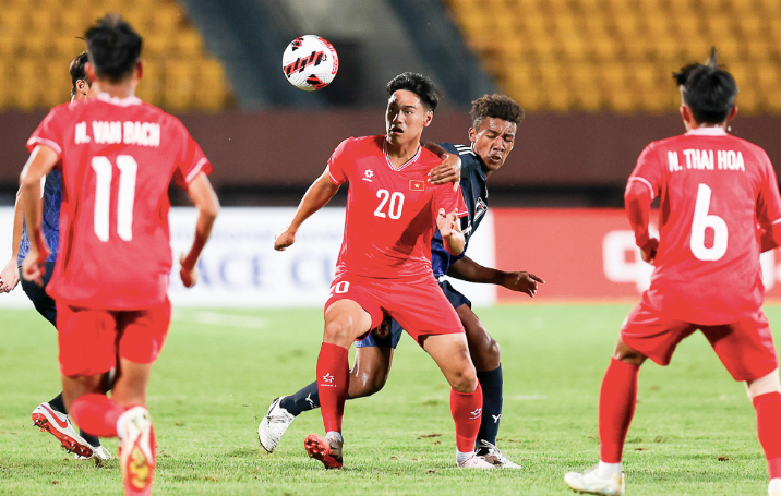 U17 Việt Nam (áo đỏ) sẽ được "thử lửa" với U17 Oman, trước khi tranh vé World Cup tại vòng chung kết U17 châu Á