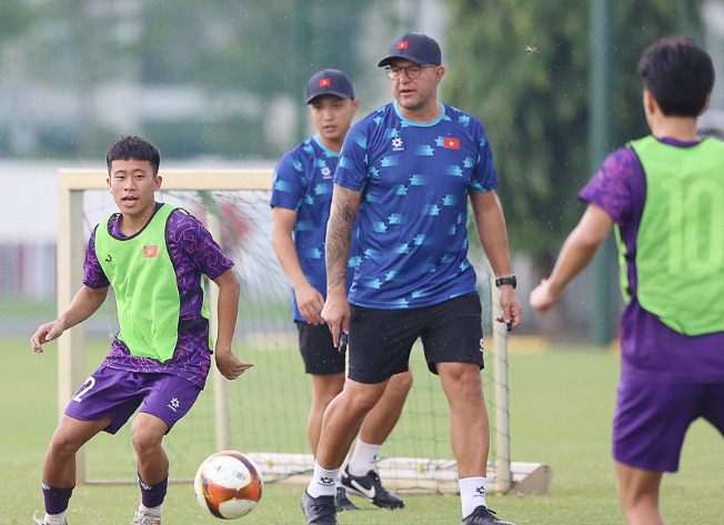 Thầy trò HLV Roland tham vọng giành vé World Cup U17-2025