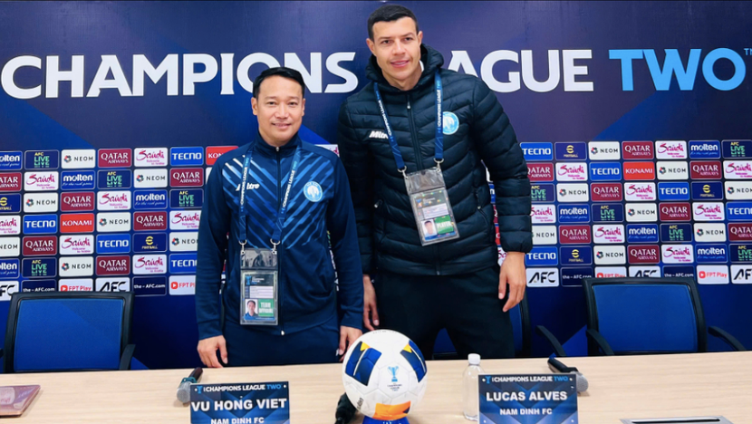 HLV Vũ Hồng Việt (trái) khẳng định CLB Nam Định đã sẵn sàng đấu á quân Nhật Bản - Sanfrecce Hiroshima HLV Vũ Hồng Việt (trái) khẳng định CLB Nam Định đã sẵn sàng đấu á quân Nhật Bản - Sanfrecce Hiroshima