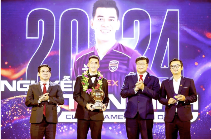 Tiến Linh rạng rỡ nhận Quả bóng vàng Việt Nam 2024