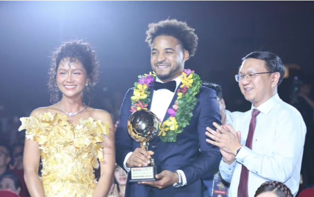 Cầu thủ ngoại xuất sắc nhất - Rafaelson Nguyễn Xuân Son được đặc cách nhận thưởng tại khu vực khán đài