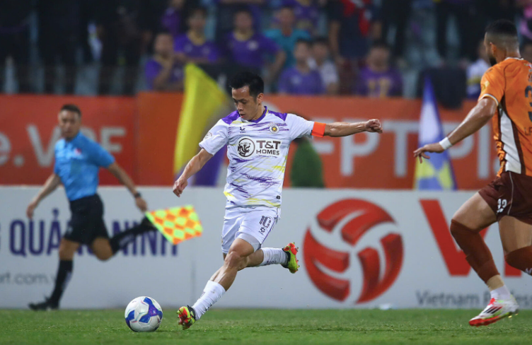 Văn Quyết sẵn sàng cống hiến trọn sự nghiệp cầu thủ cho Hà Nội FC Văn Quyết sẵn sàng cống hiến trọn sự nghiệp cầu thủ cho Hà Nội FC