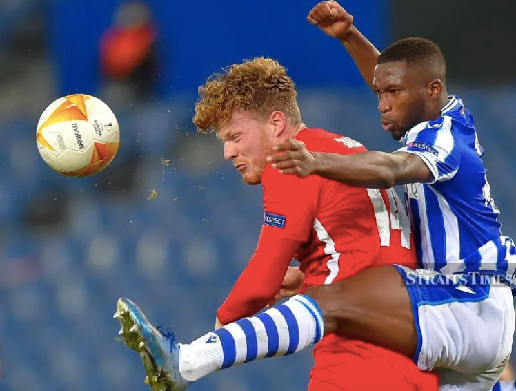 Tiền đạo gốc Hà Lan - Ferdy Druijf (áo đỏ) sắp khoác áo tuyển Malaysia