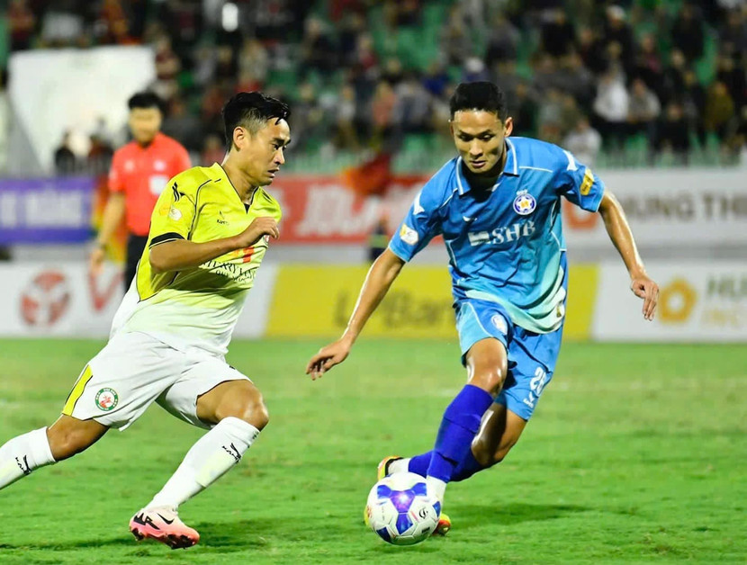 CLB Đà Nẵng (phải) bất ngờ đánh bại á quân Bình Định 2-1 tại vòng 12 V-League 2024/25