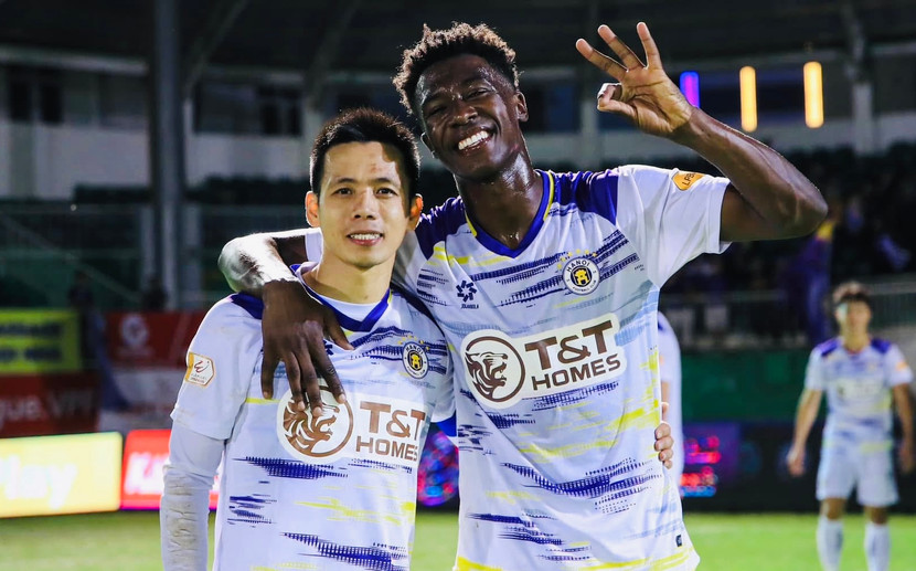 Đội trưởng Nguyễn Văn Quyết (trái) cùng đồng đội hạnh phúc với chiến thắng 3-0