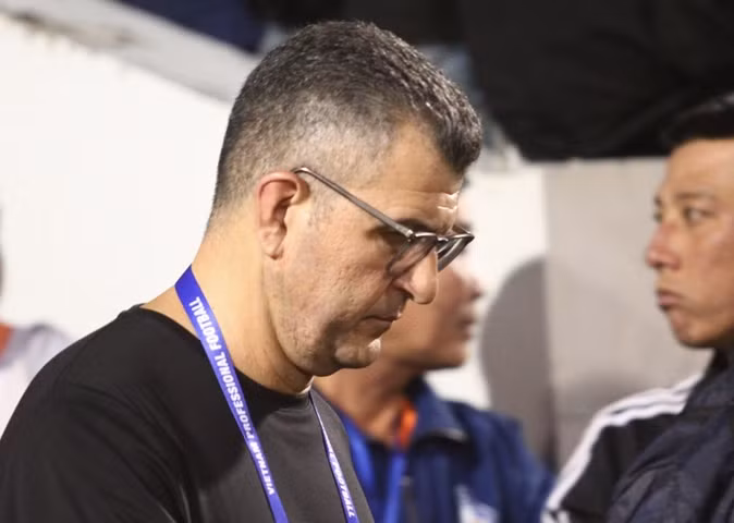 HLV Roland rời ghế chỉ sau chưa đầy 2 tháng nhậm chức tại CLB Đà Nẵng