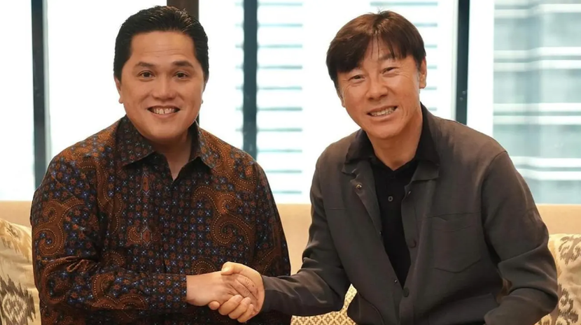 Chủ tịch PSSI - Erick Thohir (trái) chi đủ tiền bồi thường sau khi sa thải ông Shin Tae-yong, đồng thời tặng thêm 1 tháng tiền lương cho 8 trợ lý Hàn Quốc Chủ tịch PSSI - Erick Thohir (trái) chi đủ tiền bồi thường sau khi sa thải ông Shin Tae-yong, đồng thời tặng thêm 1 tháng tiền lương cho 8 trợ lý Hàn Quốc