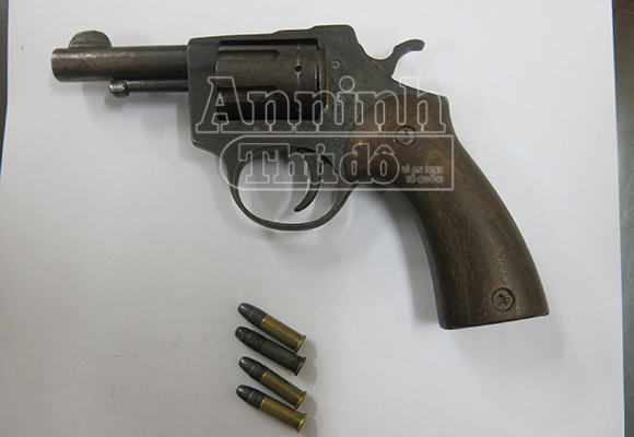 Mang súng colt theo người, sẵn sàng… “chiến” ảnh 2