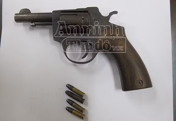 Mang súng colt theo người, sẵn sàng… “chiến” ảnh 2