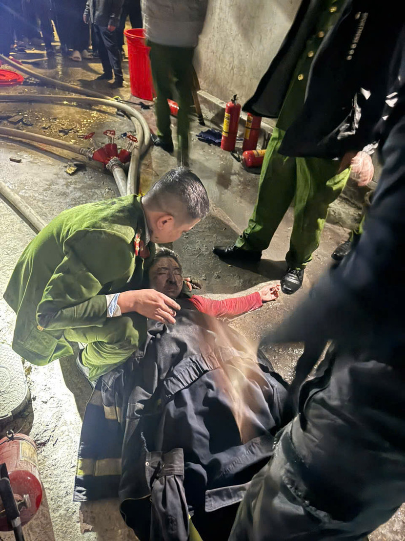 Cảnh sát PCCC và CNCH CAQ Ba Đình giải cứu 3 người dân mắc kẹt trong vụ cháy xảy ra tại phường Phúc Xá đêm Giao thừa Tết Ất Tỵ 2025