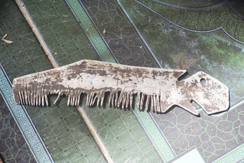 Cận cảnh những đồ vật "không đụng hàng" của 2 bố con "người rừng" ảnh 11