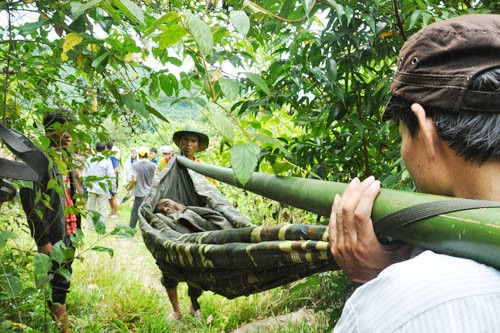 Cận cảnh những đồ vật "không đụng hàng" của 2 bố con "người rừng" ảnh 2