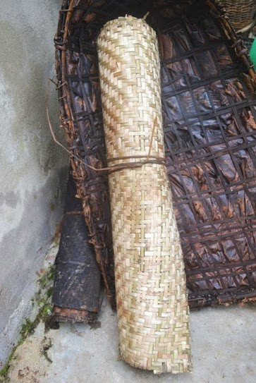 Cận cảnh những đồ vật "không đụng hàng" của 2 bố con "người rừng" ảnh 9