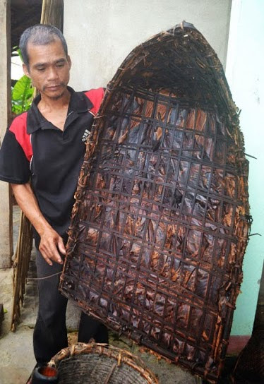 Cận cảnh những đồ vật "không đụng hàng" của 2 bố con "người rừng" ảnh 13