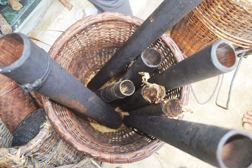 Cận cảnh những đồ vật "không đụng hàng" của 2 bố con "người rừng" ảnh 10