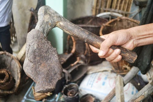 Cận cảnh những đồ vật "không đụng hàng" của 2 bố con "người rừng" ảnh 7