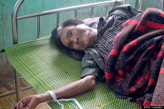 Cận cảnh những đồ vật "không đụng hàng" của 2 bố con "người rừng" ảnh 5