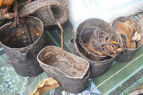 Cận cảnh những đồ vật "không đụng hàng" của 2 bố con "người rừng" ảnh 12