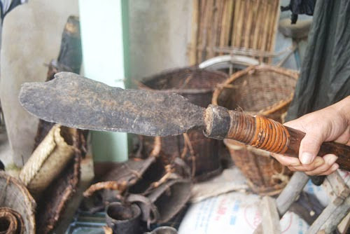 Cận cảnh những đồ vật "không đụng hàng" của 2 bố con "người rừng" ảnh 8