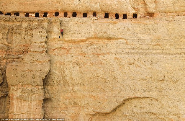 Phát hiện hàng ngàn hang động nhân tạo trong dãy Himalaya ảnh 1