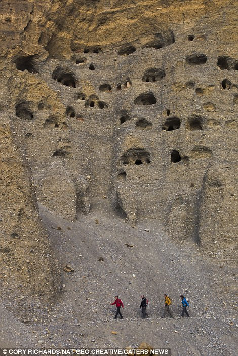 Phát hiện hàng ngàn hang động nhân tạo trong dãy Himalaya ảnh 4