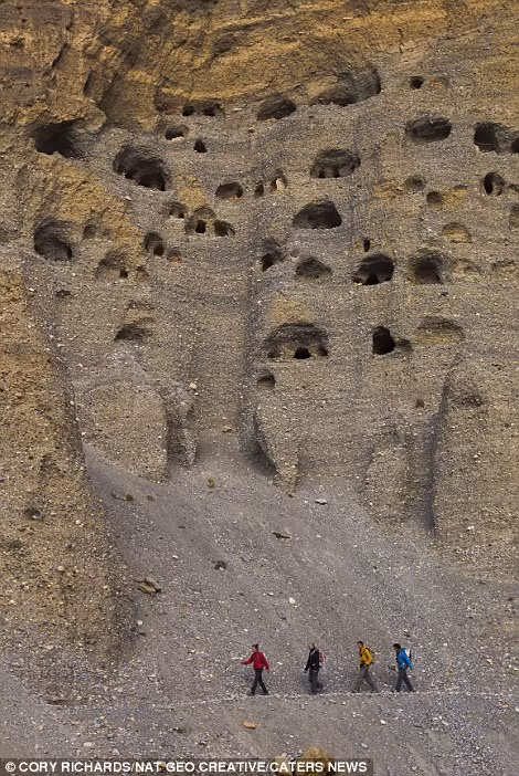 Phát hiện hàng ngàn hang động nhân tạo trong dãy Himalaya ảnh 4
