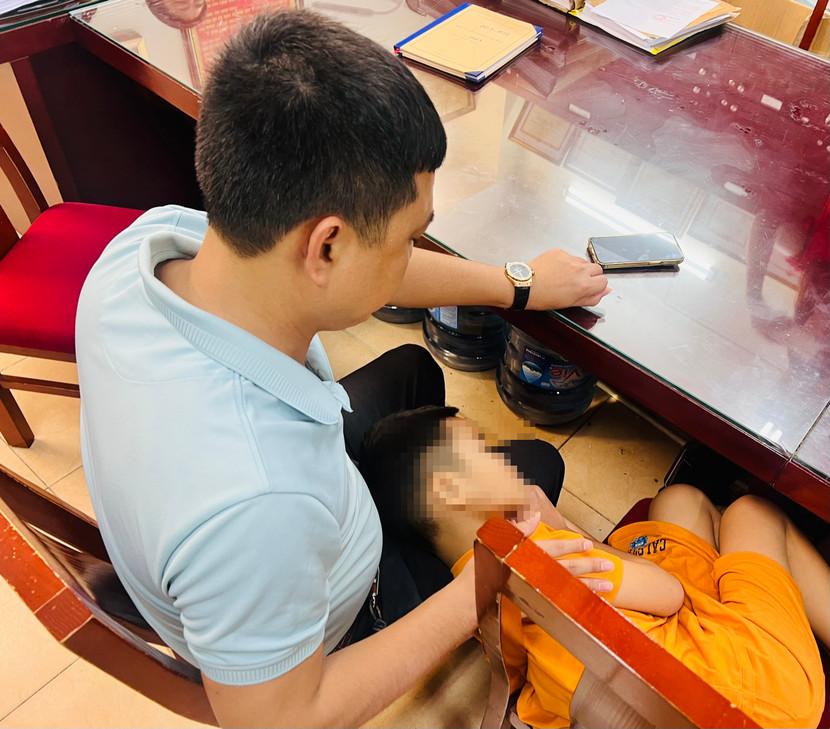 Cháu bé trở về bình yên, ngủ ngon trong vòng tay người cha